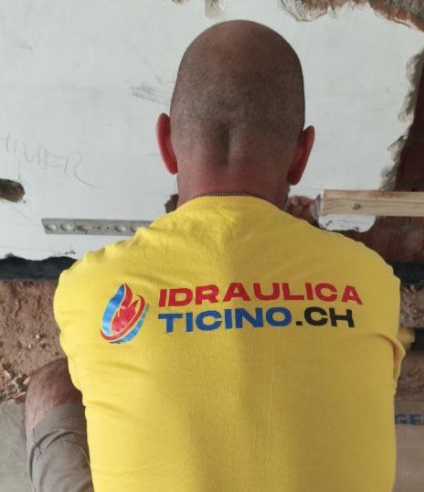 idraulico al lavoro