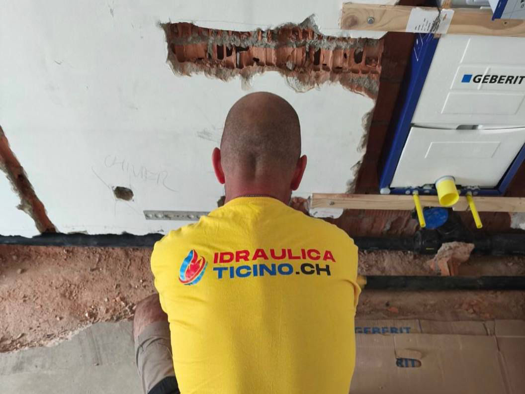 idraulico ticino al lavoro