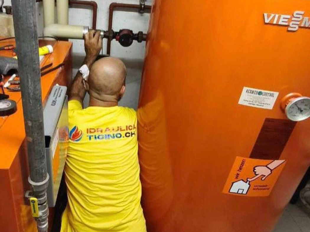 Idraulico in mezzo a una caldaia